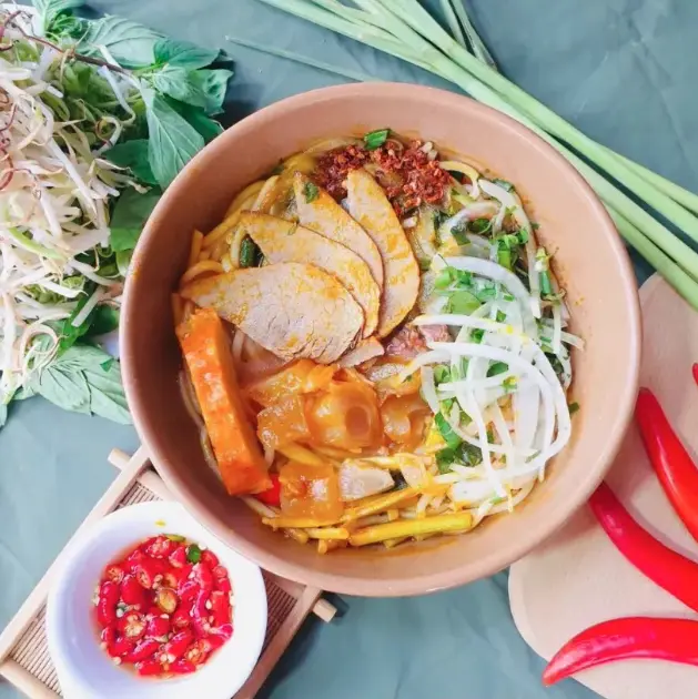 Hình ảnh Bún bò tái chả gân