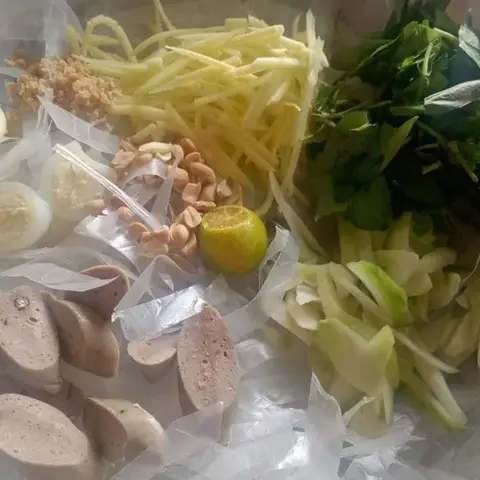 Hình ảnh Bánh tráng trộn chả bò