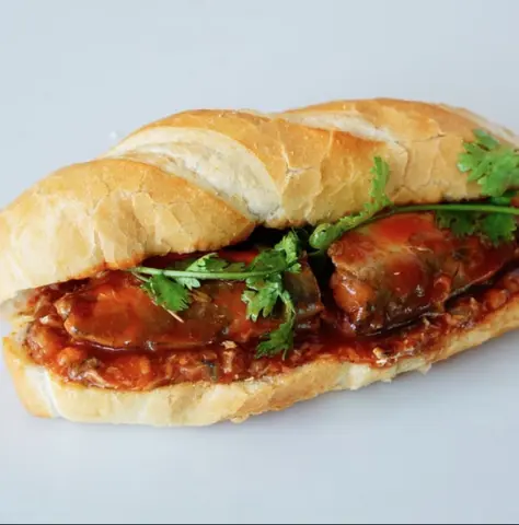 Hình ảnh Bánh mì cá hộp