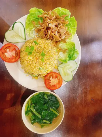 Hình ảnh 1 cơm chiên cá mặn chay + 1 xúc xích chay + 1 sâm rong biển