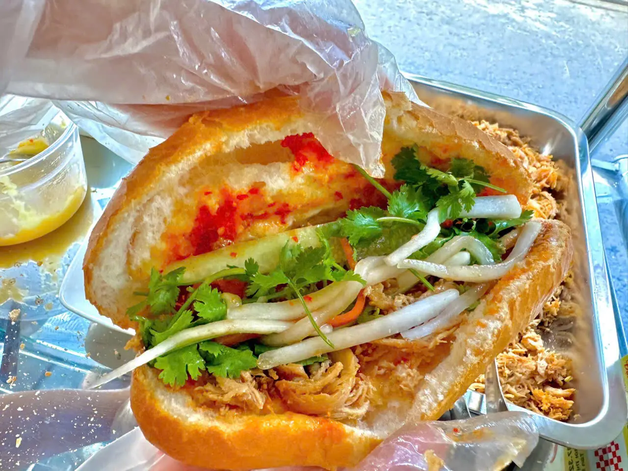 Hình ảnh Bánh mì gà xé