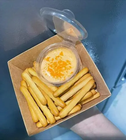 Hình ảnh Bánh que chấm sốt pho mai cam