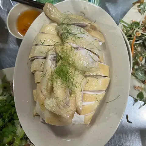 Hình ảnh Nửa con gà chặt  với lá chanh - cháo - gỏi