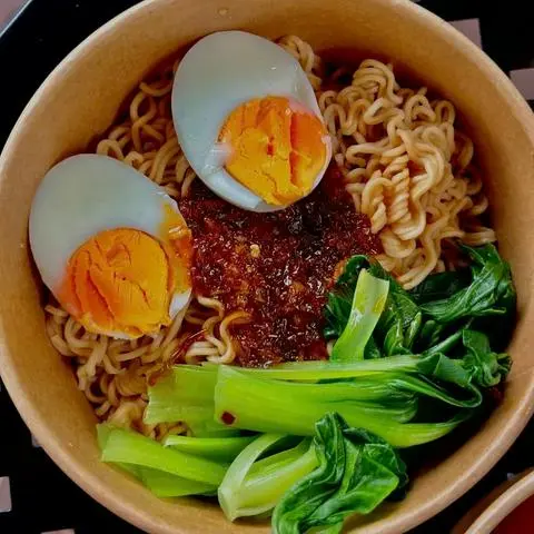 Hình ảnh Mì trộn sốt sa tế trứng luộc