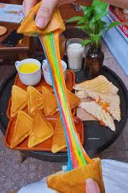 Hình ảnh Hotdog phô mai cầu vồng