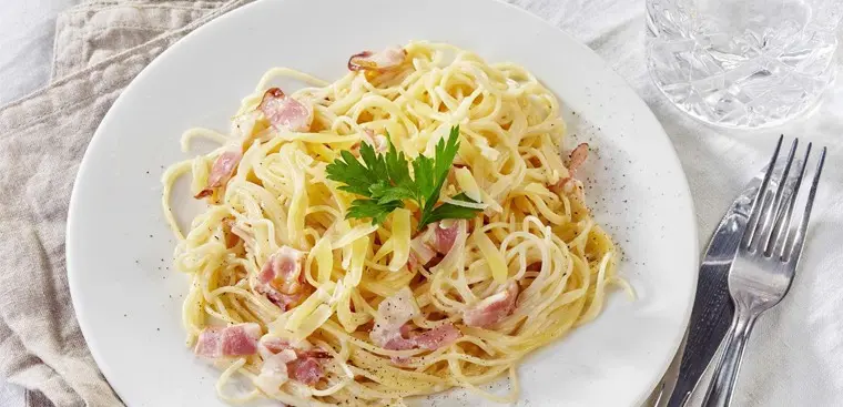 Hình ảnh Mì ý bacon sốt kem trứng muối