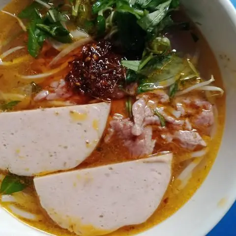Hình ảnh Bún bò nạm chả ( tô lớn kèm muỗng đũa)