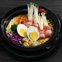 Hình ảnh Mì kim chi bò mỹ cuộn nấm