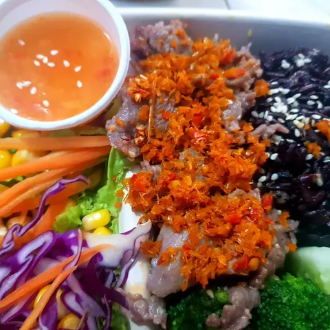 Hình ảnh Cơm gạo lứt sốt bò sa tế