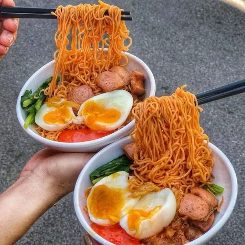 Hình ảnh Mì gói trộn xúc xích - trứng