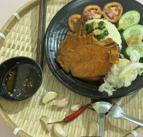 Hình ảnh Cơm tấm sườn cốt lết