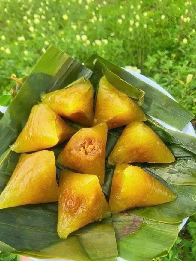 Hình ảnh Bánh ú tro lá tre. chục 