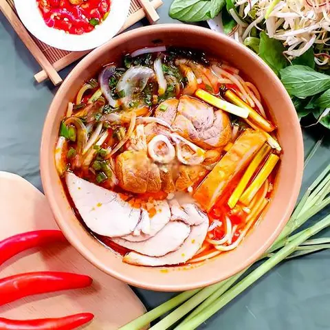 Hình ảnh Bún bò nạm chả giò