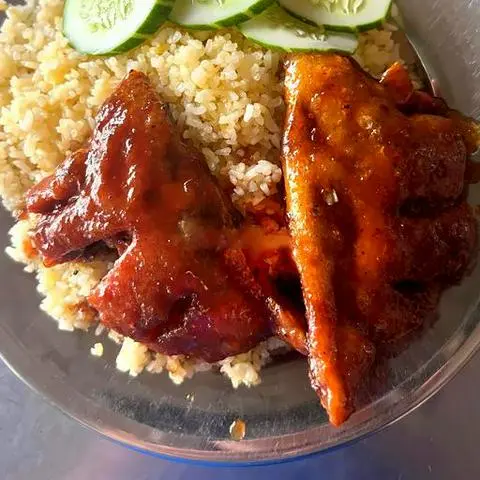 Hình ảnh Cơm chiên ức gà sốt me lớn + canh