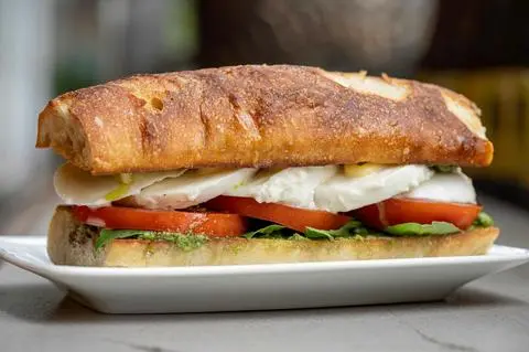 Hình ảnh The Caprese sandwich - Bánh mì phô mai tươi (có thể ăn chay)
