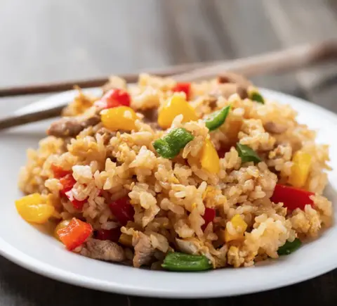 Hình ảnh Cơm chiên bò xào ớt chuông - hành tây