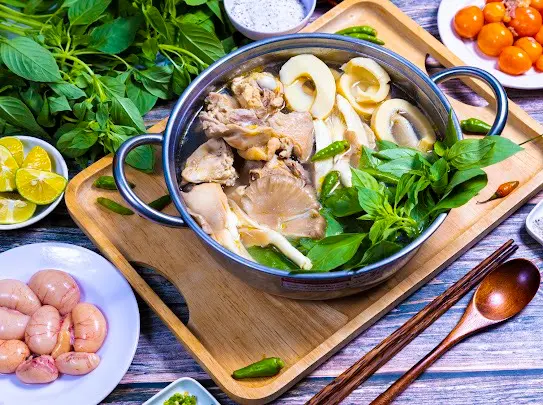 Hình ảnh Lẩu gà lá é vừa