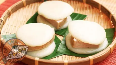 Hình ảnh Bánh giày kẹp chả lụa