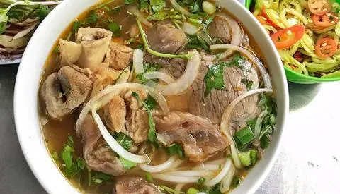 Hình ảnh Bún bò tái nạm