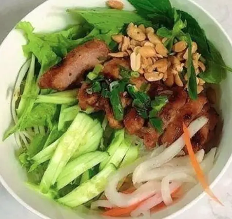 Hình ảnh Bún thịt heo xào củ hành