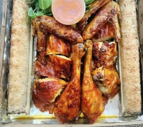 Hình ảnh Gà nướng mắm nhĩ kèm 2 cây cơm
