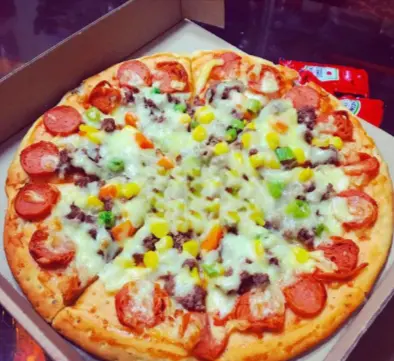 Hình ảnh Pizza xúc xích bò bằm vừa
