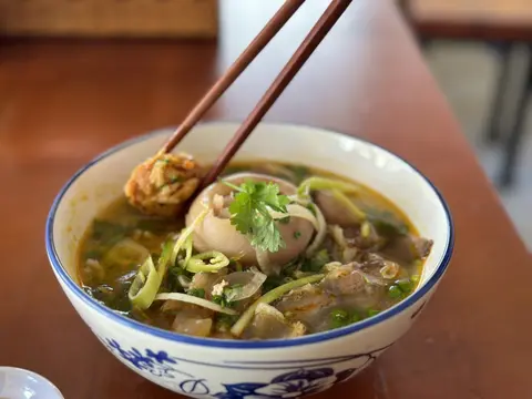 Hình ảnh Bún bò huế đặc biệt