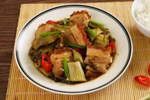 Hình ảnh Cơm heo quay xào cải chua