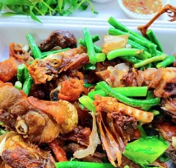 Hình ảnh Cổ vịt chiên sả,tỏi, đậu bắp + rau răm nước chấm 
