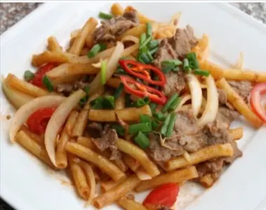 Hình ảnh Nui xào bò mềm rau cải xanh