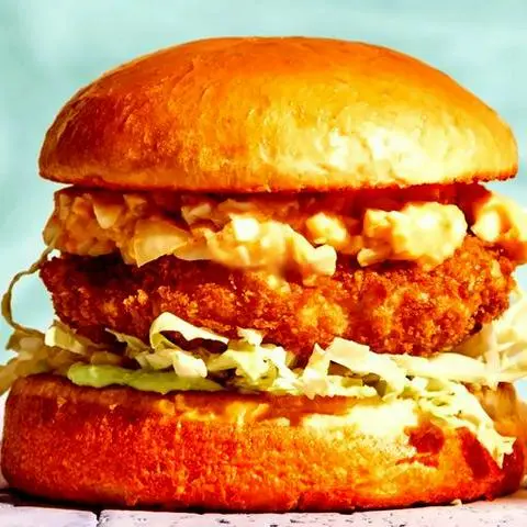 Hình ảnh BURGER GÀ GIÒN BÒ TRỨNG PHÔ MAI