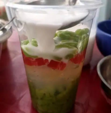 Hình ảnh Chè sương sa hạt lựu bánh lọt lá dứa chuẩn miền Tây