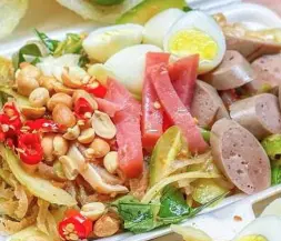 Hình ảnh Tré trôn nem chua trứng cút tặng phồng tôm