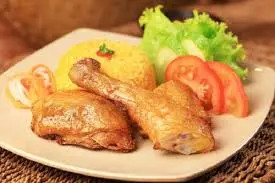 Hình ảnh Cơm gà chiên mắm tỏi má đùi