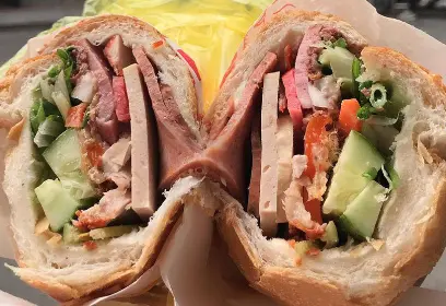 Hình ảnh Bánh mì đặc biệt chả +thịt nguội + trứng 