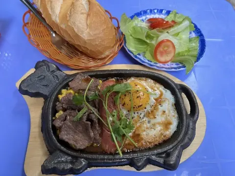 Hình ảnh Bò né - trứng -  xúc xích ( Tặng kèm nước ngọt )