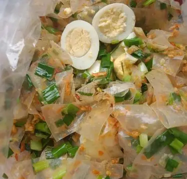 Hình ảnh Bánh tráng dẻo phơi sương trộn thập cẩm sate tóp mỡ trứng cút tỏi giòn