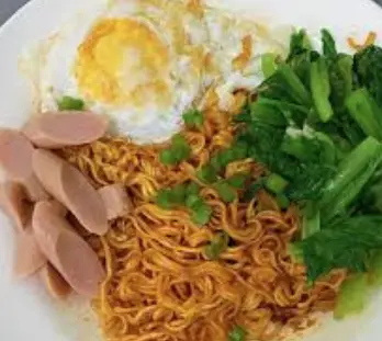 Hình ảnh Mì xào trứng - xúc xích