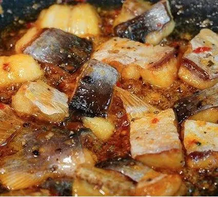 Hình ảnh Khô đù một nắng rim mắm đường kèm cơm