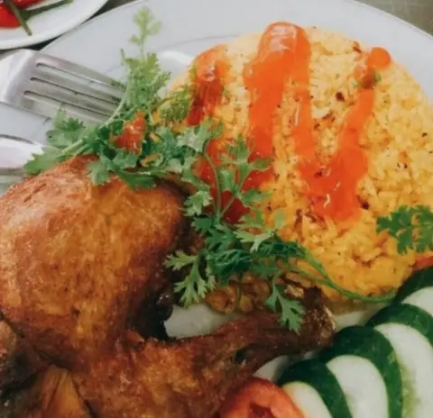 Hình ảnh Mì gà xối mỡ