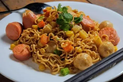 Hình ảnh Mì trộn xúc xích
