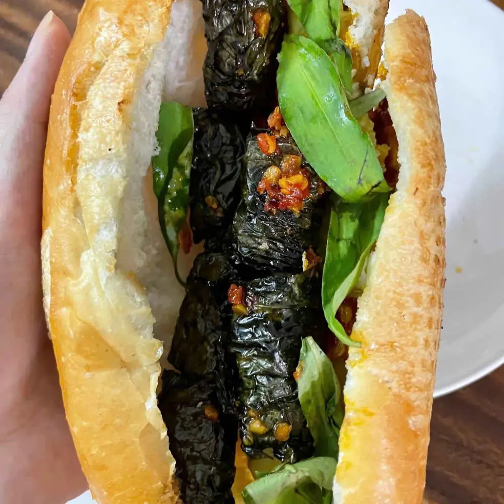 Hình ảnh Bánh mì bò lá lốt