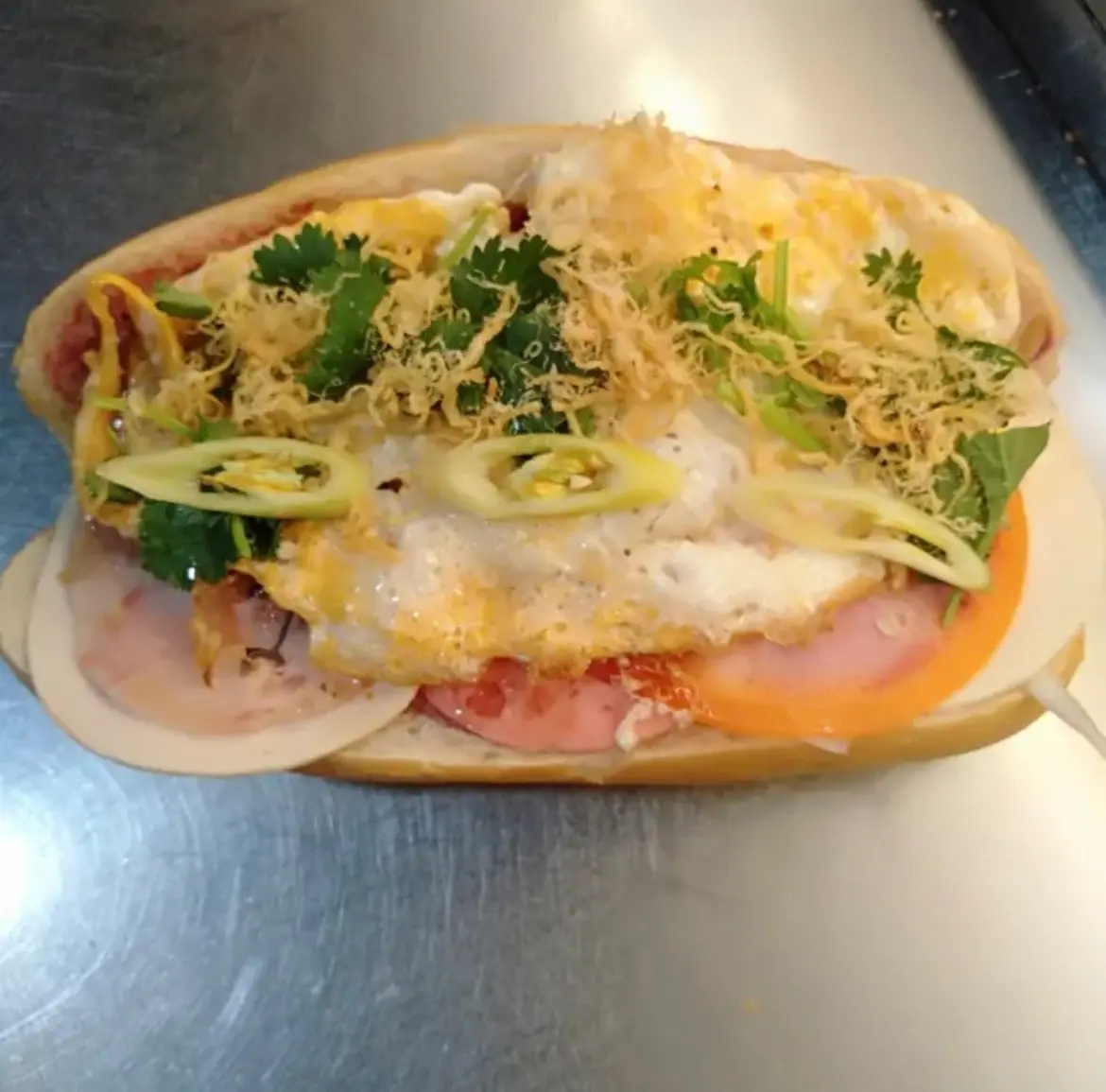Hình ảnh Bánh mì thịt chả - ốp la
