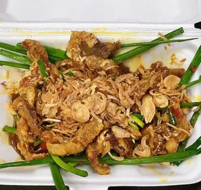 Hình ảnh Chân gà rút xương chiên giòn xào sa tế