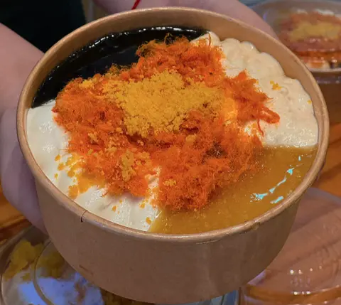 Hình ảnh Bông lan trứng muối mix 4 sốt