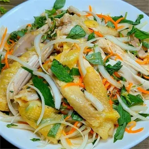 Hình ảnh Gà chặt gỏi góc tư đùi