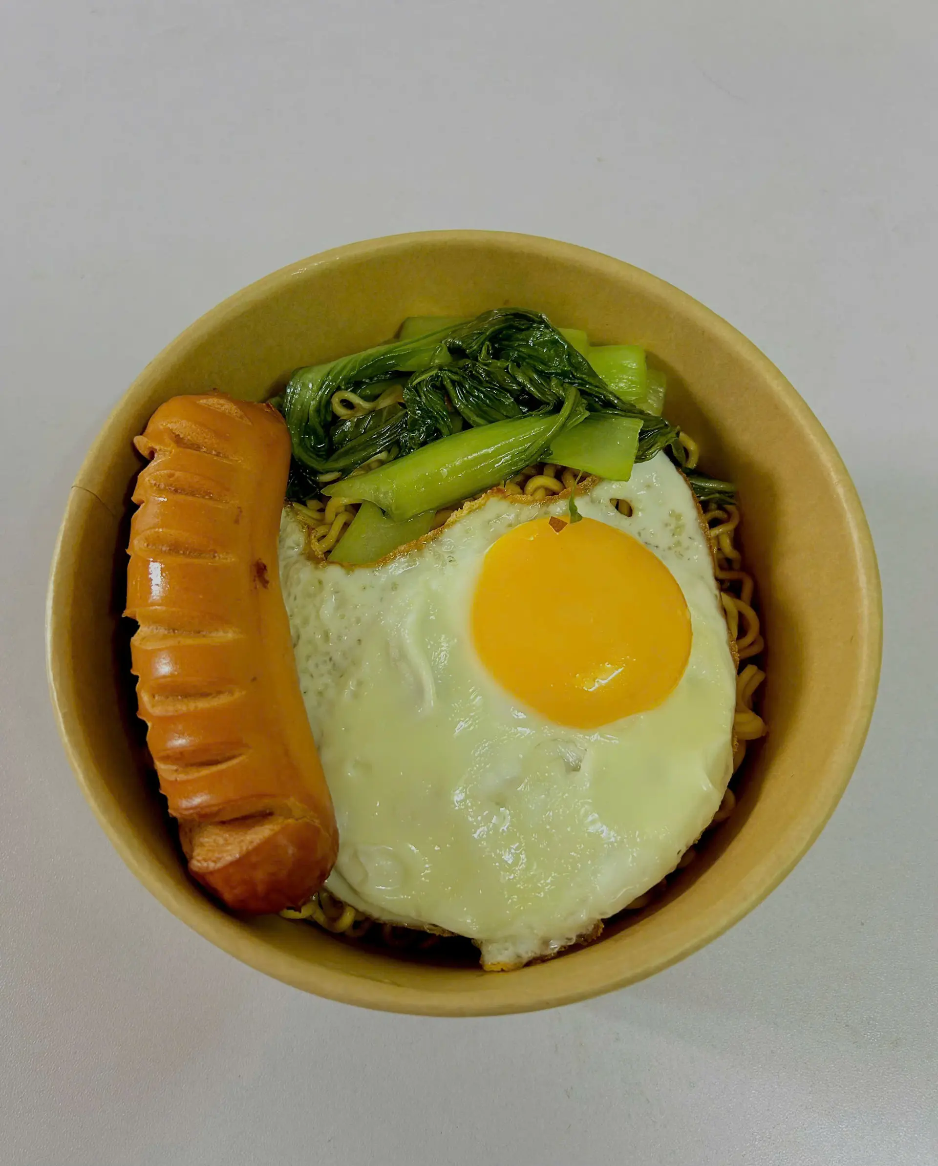 Hình ảnh Mì trộn trứng - xúc xích