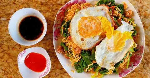 Hình ảnh Mì trộn ốp la