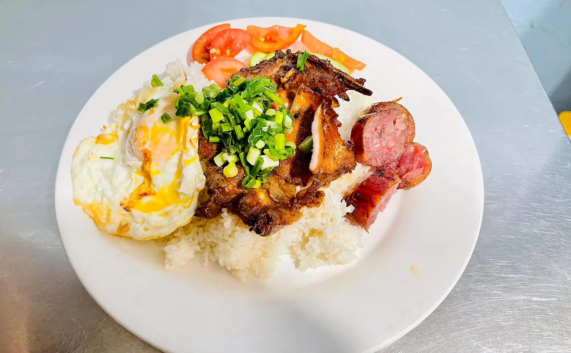 Hình ảnh Cơm sườn trứng lạp xưởng