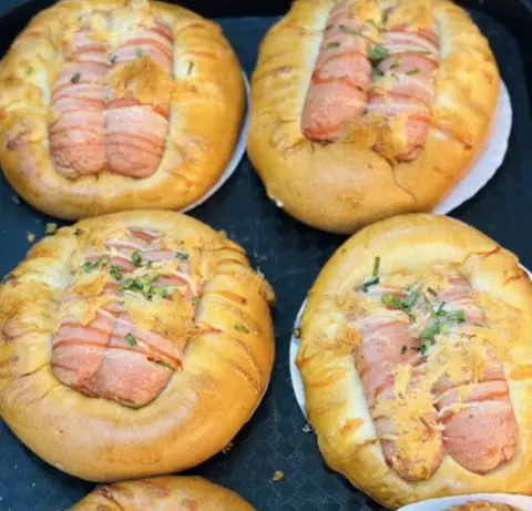 Hình ảnh Bánh mỳ xúc xích chà bông